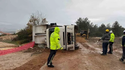Devrilen kamyonda sıkışan sürücüsü yaralandı