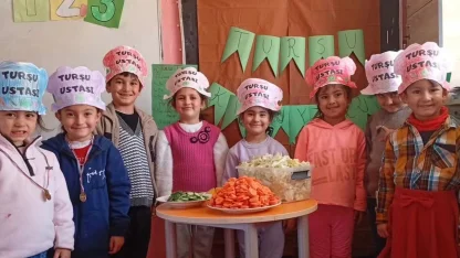 Diyadin’de minik ellerle turşu şenliği