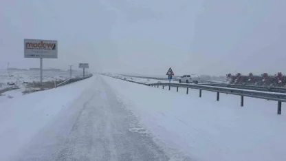 Diyarbakır - Siverek yolunda kar yağışı ulaşımı olumsuz etkiledi