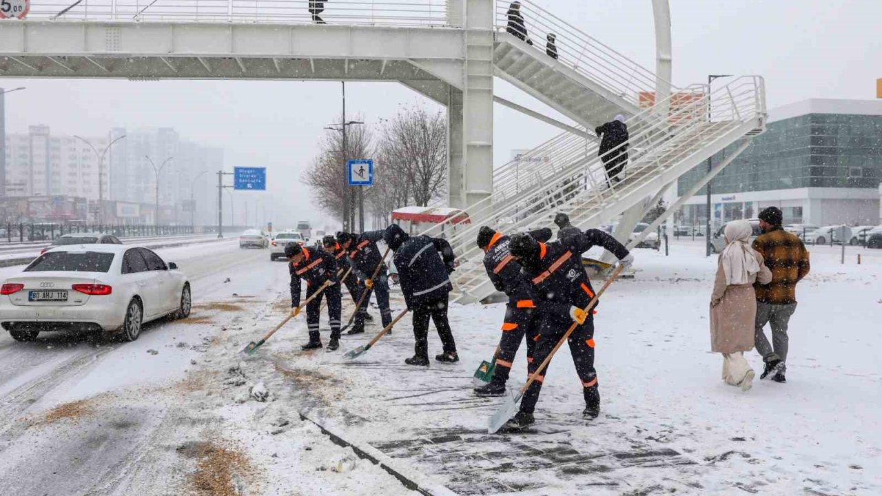 Diyarbakır’da kar ve buzlanmaya karşı 850 personel sahada çalışıyor
