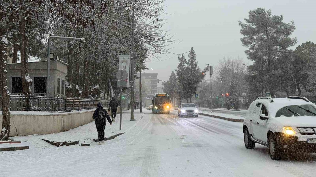 Diyarbakır’da kar yağışı etkili oldu