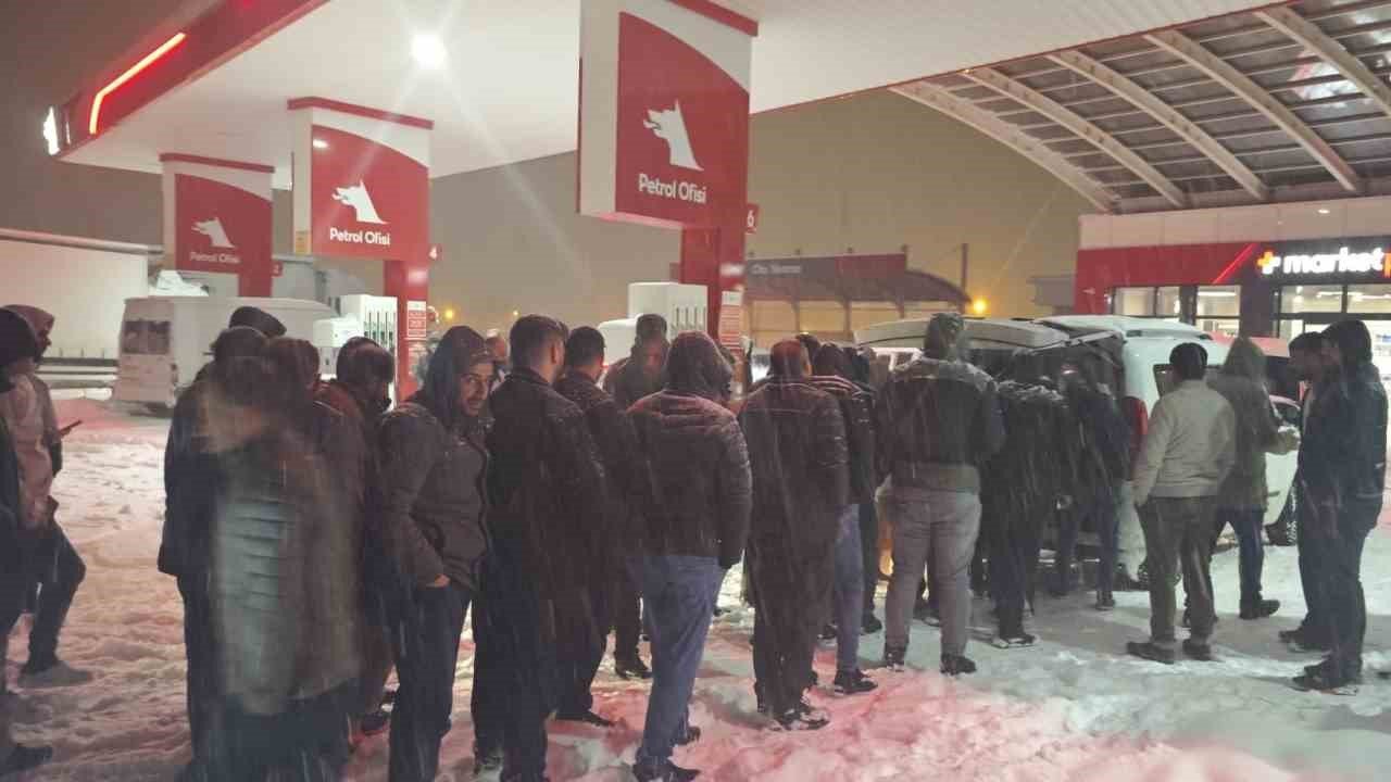 Diyarbakır’da karda mahsur kalanlara sıcak çorba desteği