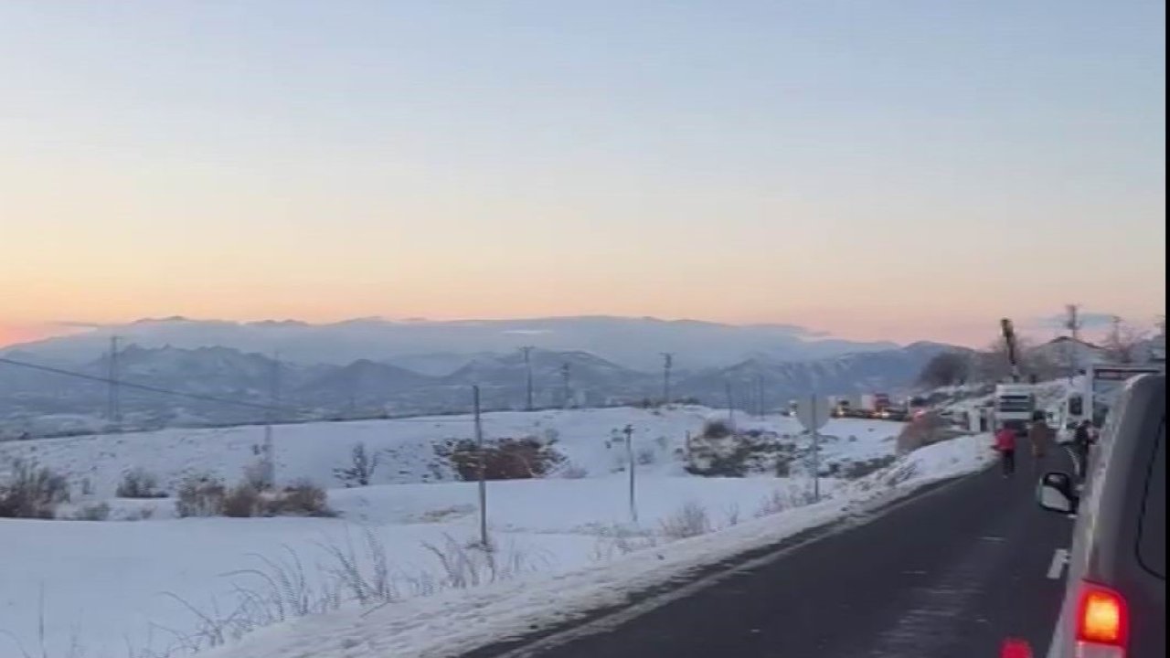 Diyarbakır’da tır devrildi, yol ulaşıma kapandı