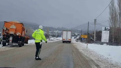 Domaniç’te mevsimin ilk karı etkili oldu
