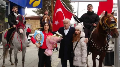 Dünya Boks Şampiyonu Turhan, memleketi Bayburt’ta davul zurnayla karşılandı