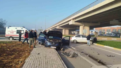 Dur levhasına uymadı, kavşakta kaza: 1 yaralı