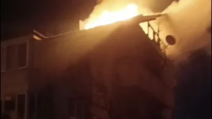 Düzce’de 3 katlı binanın çatısı alev alev yandı