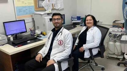 Ebe anne doktor oğluyla birlikte şifa dağıtıyor