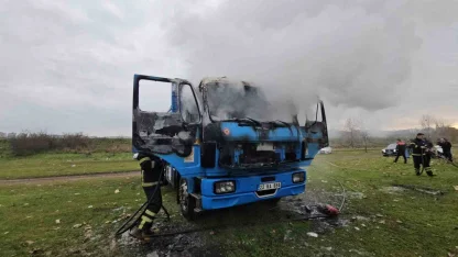 Edirne’de park halindeki kamyon alevlere teslim oldu