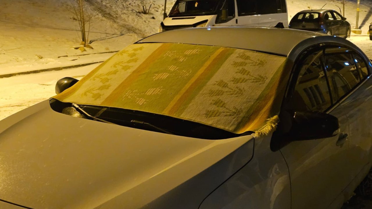 Elazığ’da dondurucu soğuklara karşı araç camları kilimle korunuyor