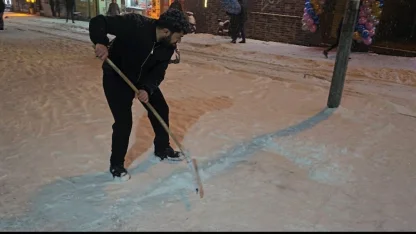 Elazığ’da esnafın karla mücadelesi