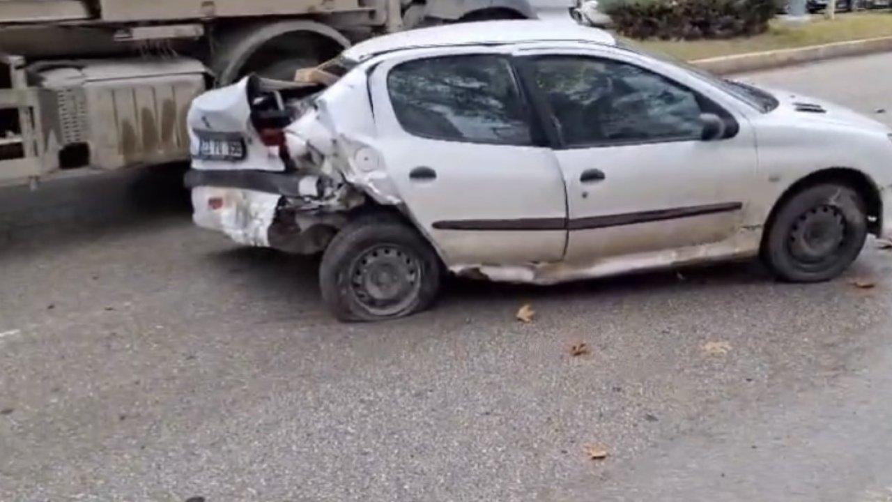 Elazığ’da iki otomobil çarpıştı: 1’i ağır 2 yaralı