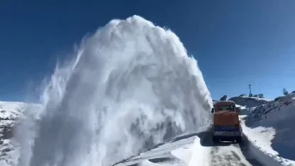 Elazığ’da kapalı köy yollarında çalışmalar sürüyor