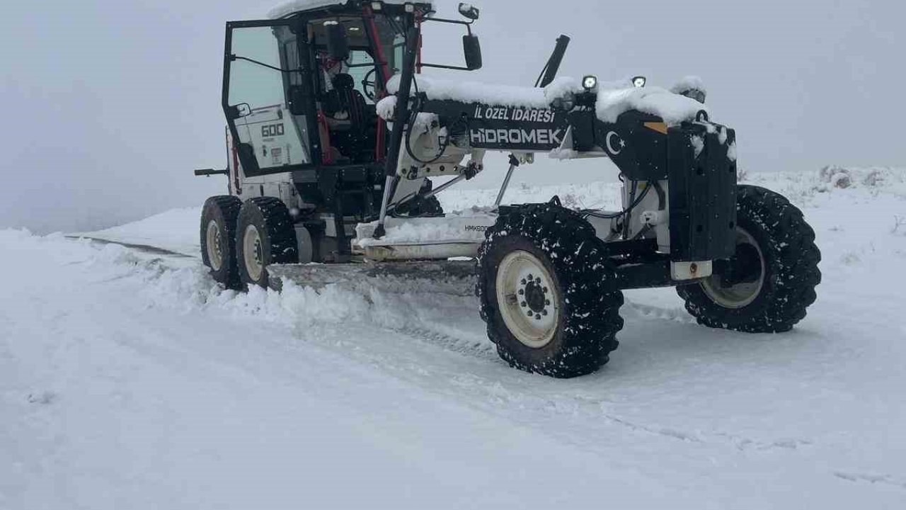 Elazığ’da kapalı köy yolu 111 oldu, ekipler çalışmalarını sürdürüyor