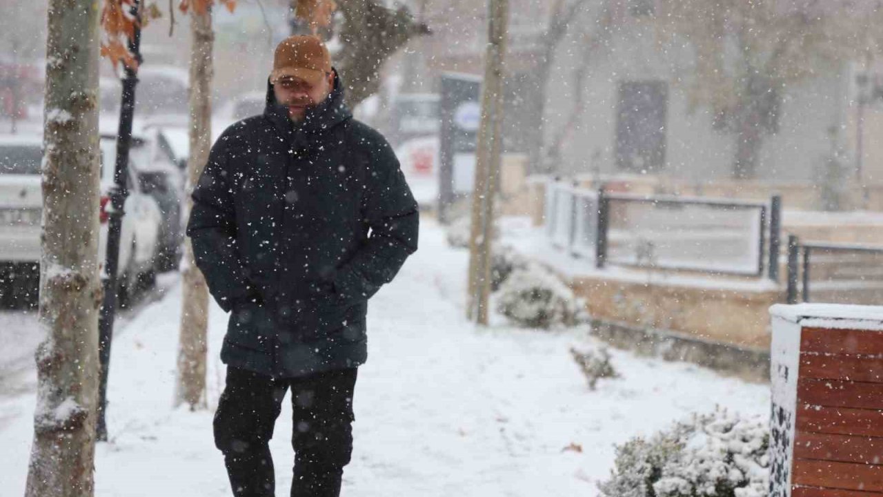 Elazığ’da kar yağışı sürüyor: 4 bin yıllık tarihi Harput beyaza büründü