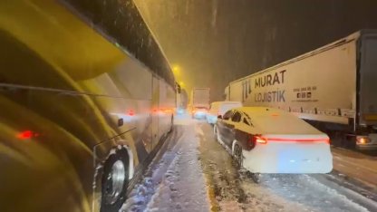 Elazığ’da kar yağışından dolayı araçlar yolda kaldı