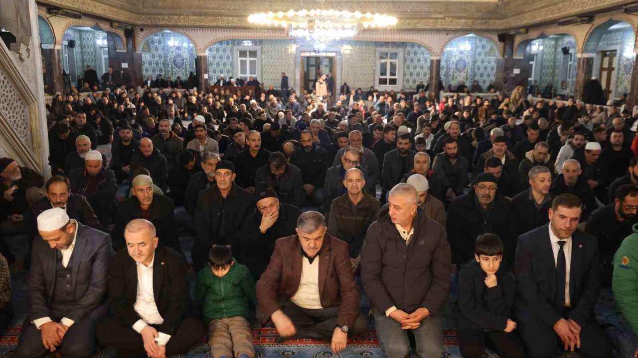 Elazığ’da Regaip Kandili’nde vatandaşlar camilere akın etti