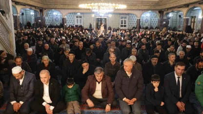 Elazığ’da Regaip Kandili’nde vatandaşlar camilere akın etti