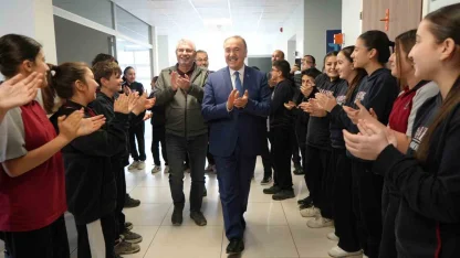 Emekli olan okul müdürünü öğrencileri alkışlarla uğurladı: Gözyaşlarına hakim olamadı