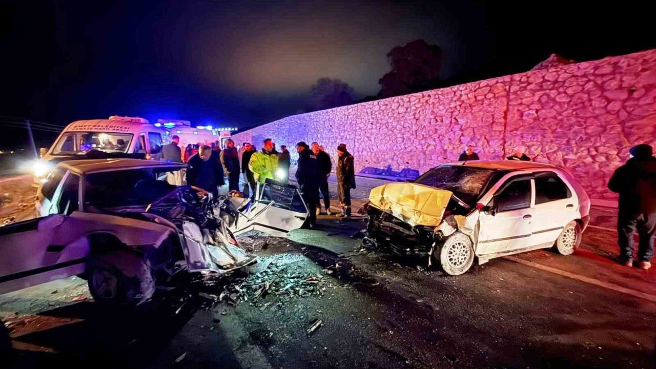 Emet’te iki araç kafa kafaya çarpıştı: 4 yaralı