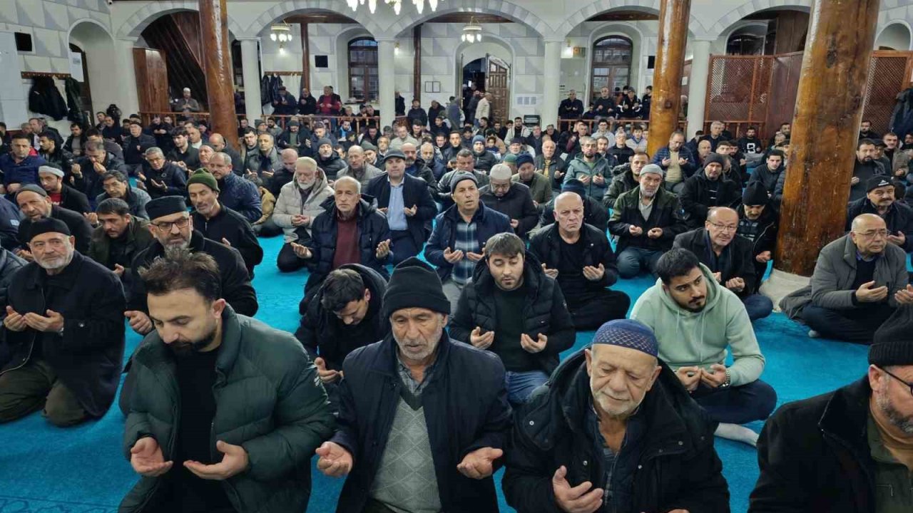 Emirdağ Çarşı Camii’nde ‘Regaip Kandili’ özel programı gerçekleştirildi