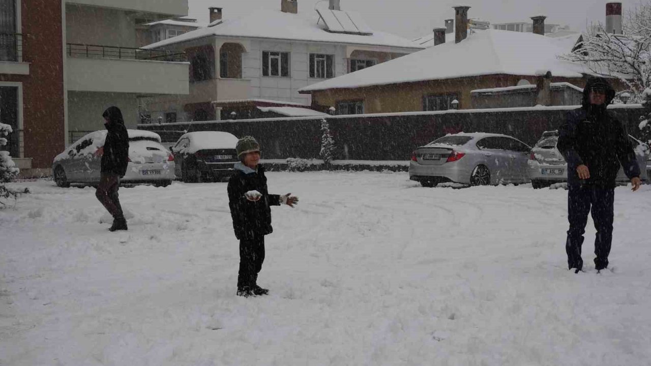 Erciş’te vatandaşların kar sevinci