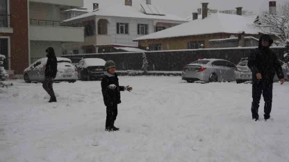 Erciş’te vatandaşların kar sevinci