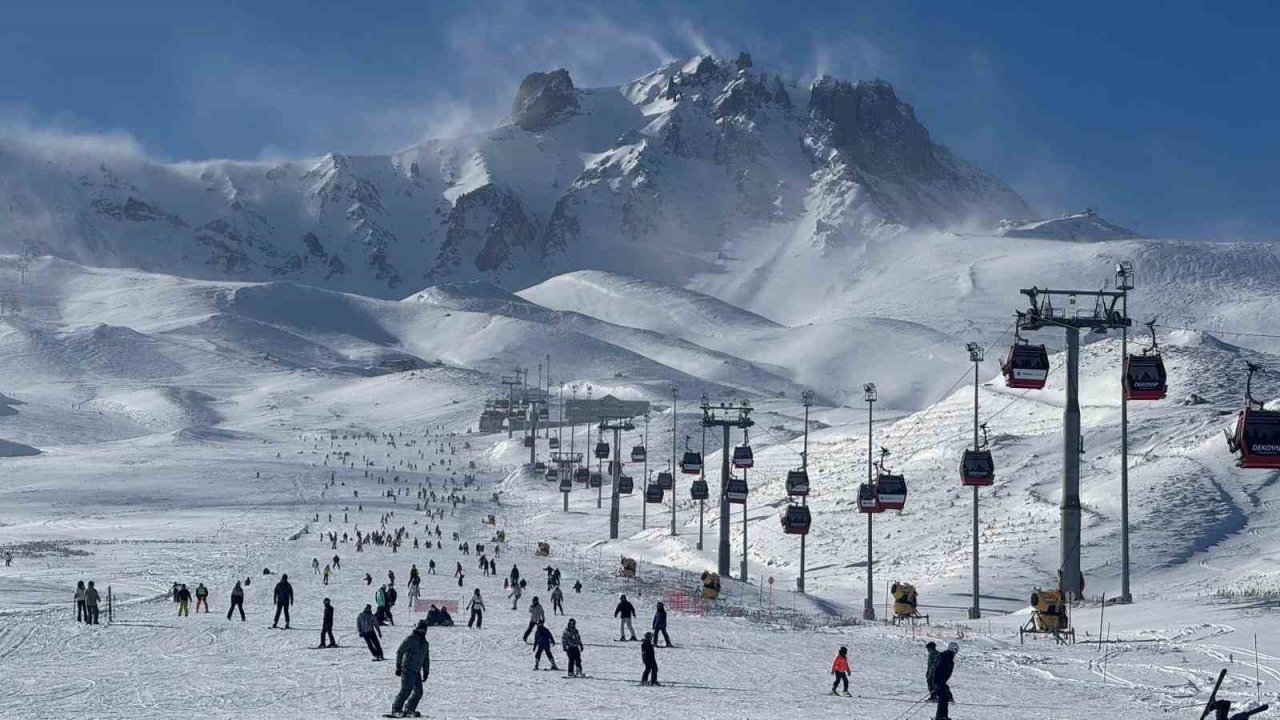 Erciyes’te hafta sonu pistler kayak severlerle doldu