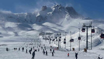 Erciyes’te hafta sonu pistler kayak severlerle doldu