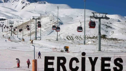 Erciyes’te kayak sezonu açıldı, kayakseverler pistlere akın etti