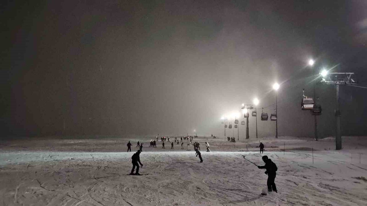 Erciyes’te meşaleli kayak