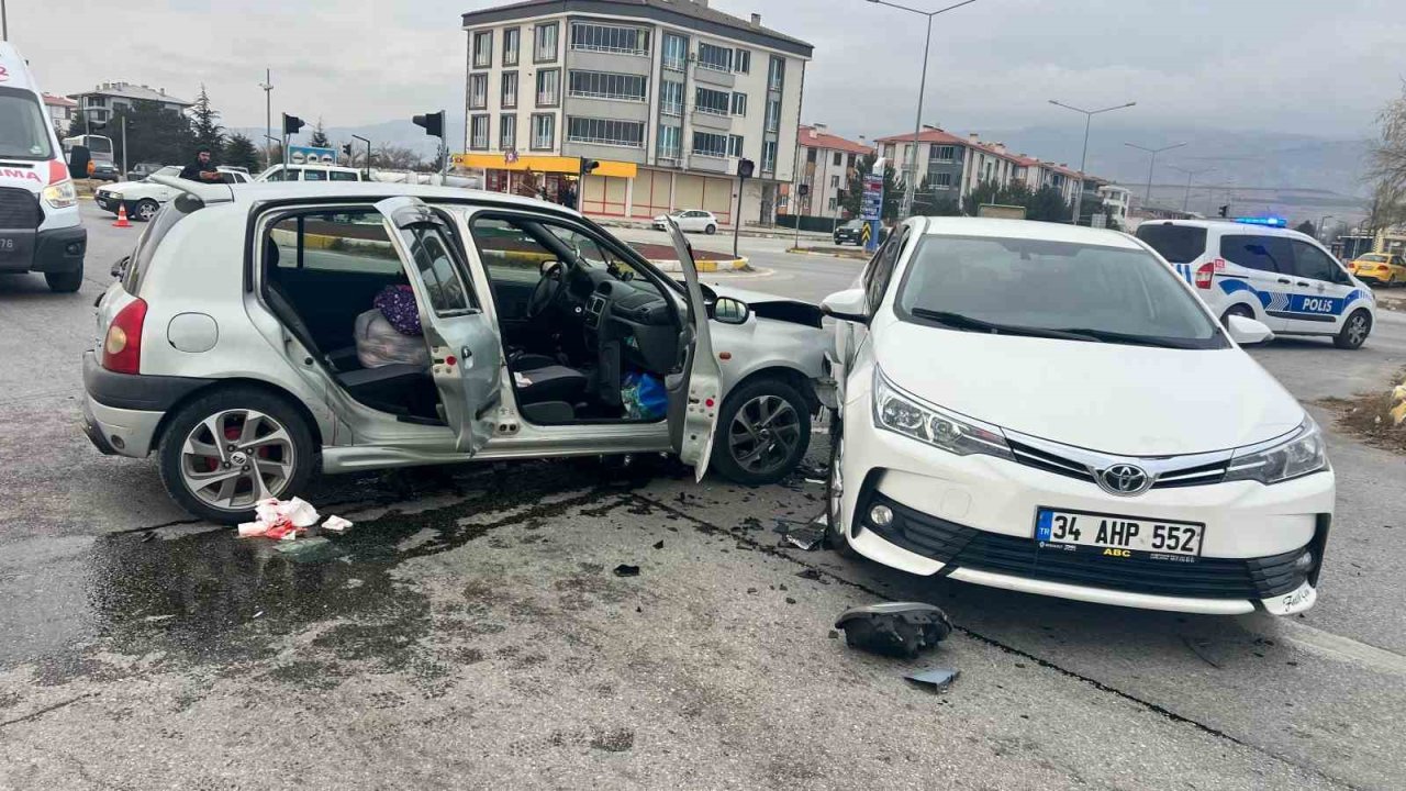 Erzincan’da iki otomobil çarpıştı: 2 yaralı