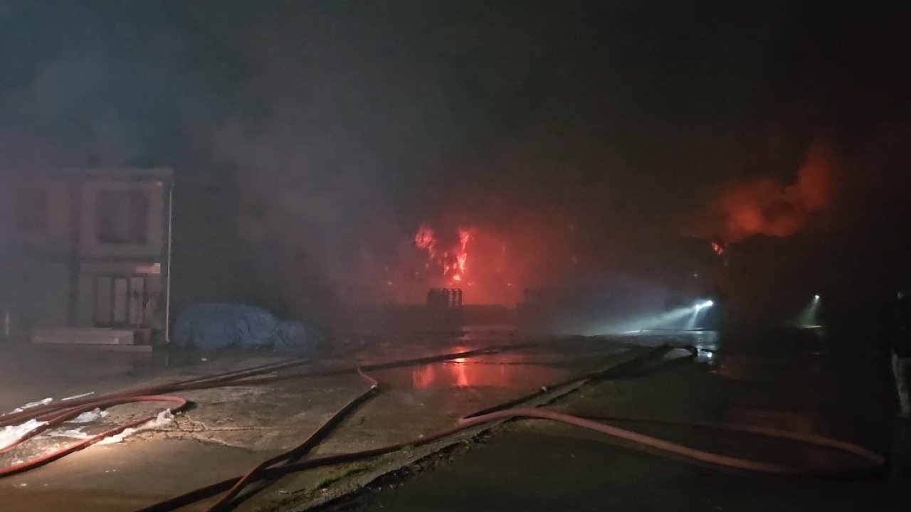 Esenyurt’ta hırdavat fabrikasında başlayan yangın geniş alana sıçradı
