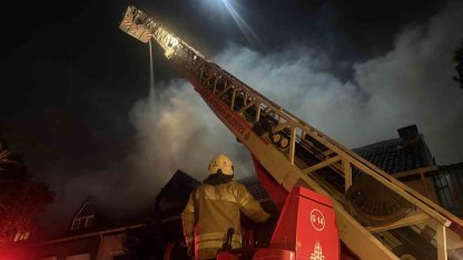 Esenyurt’ta villanın çatı katındaki yangın bitişiğindeki eve sıçradı