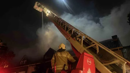 Esenyurt’ta villanın çatı katındaki yangın bitişiğindeki eve sıçradı