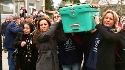 Eşi tarafından öldürülen kadının tabutunu kadınlar taşıdı