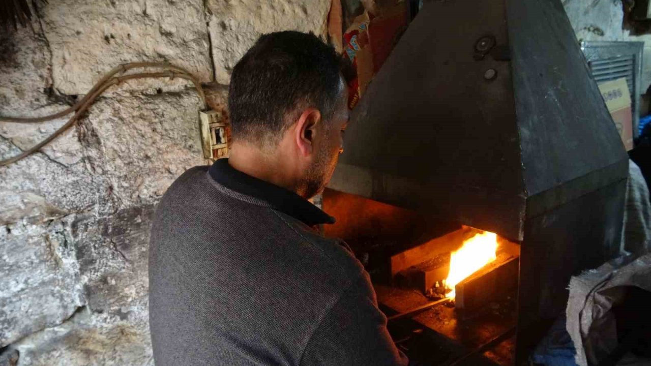 Eski yöntemlerle ürettiği kebap şişlerini 15 ülkeye ihraç ediyor