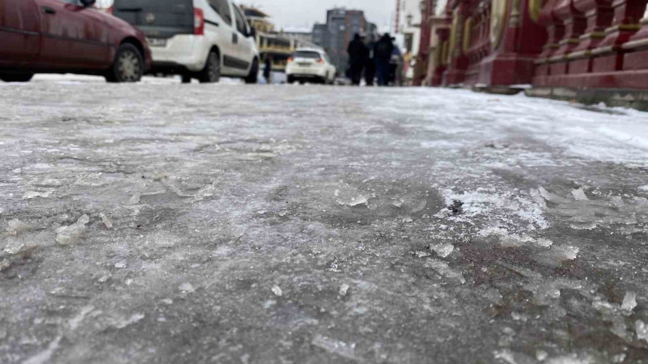 Eskişehir’de kaldırımlar buz pistine döndü