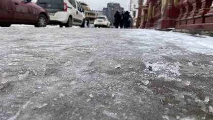 Eskişehir’de kaldırımlar buz pistine döndü