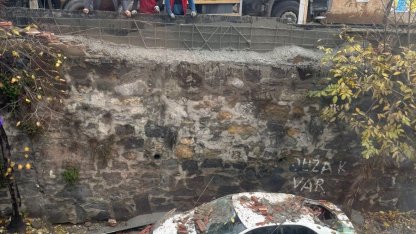 Eyüpsultan’da inşaattaki çalışma park halindeki araca zarar verdi