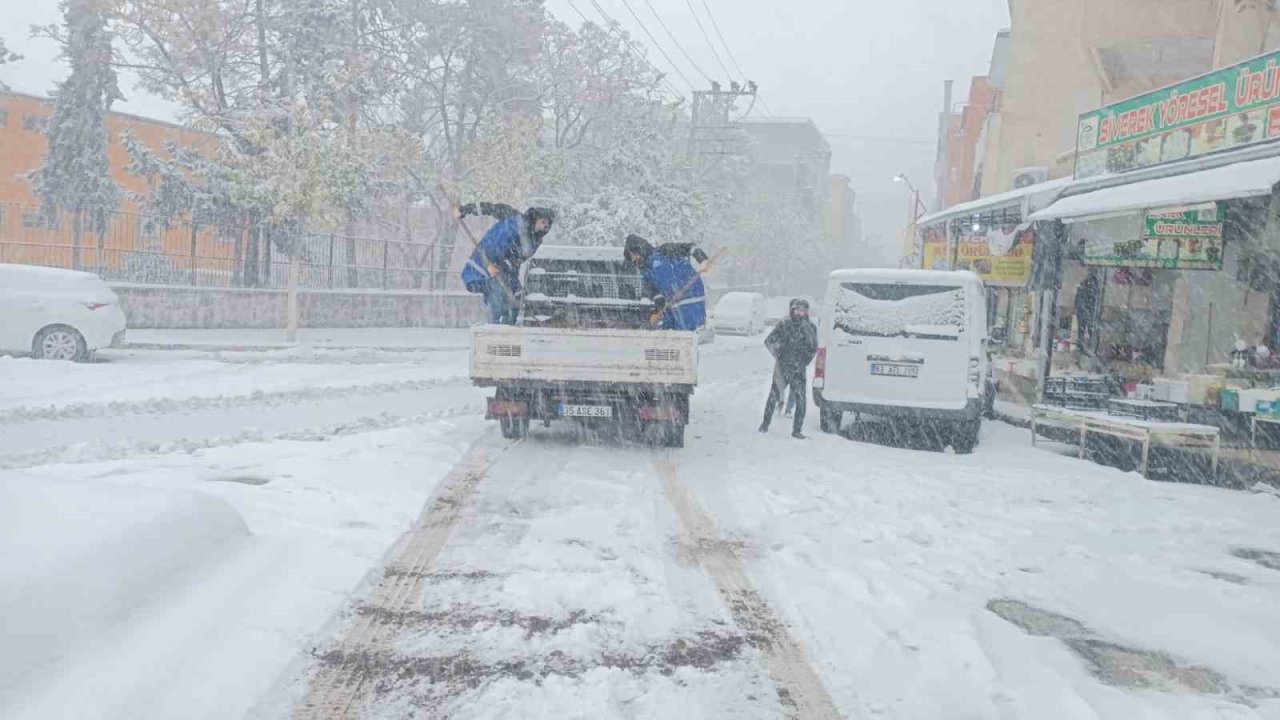 Eyyübiye Belediyesi ekiplerinin karla mücadelesi sürüyor