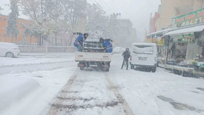 Eyyübiye Belediyesi ekiplerinin karla mücadelesi sürüyor