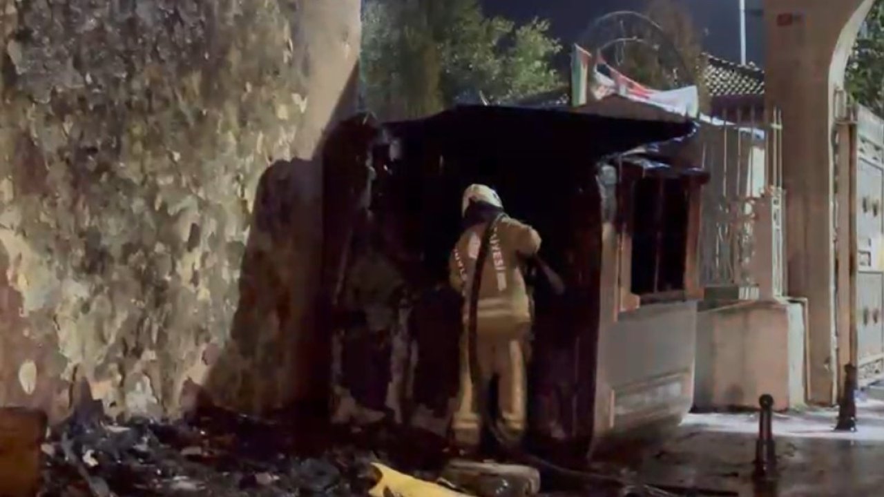 Fatih’te güvenlik kulübesi alev alev yandı