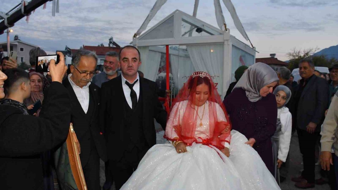 Fethiye’de sıra dışı düğün: Gelin ve damat cam vitrinde
