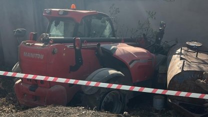 Freni patlayan iş makinesinin çarptığı genç ağır yaralandı