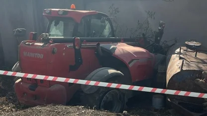 Freni patlayan iş makinesinin çarptığı genç ağır yaralandı