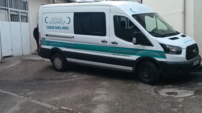 Gaziantep’te bariyerlere çarparak alev alan araçtaki sürücü hayatını kaybetti