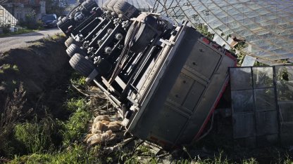 Gazipaşa’da devrilen kamyonun sürücüsü yaralandı