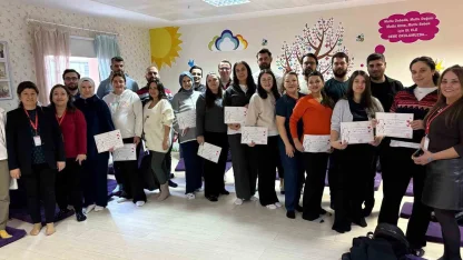 Gebe Okulu’nu tamamlayan anne adaylarına katılım belgesi