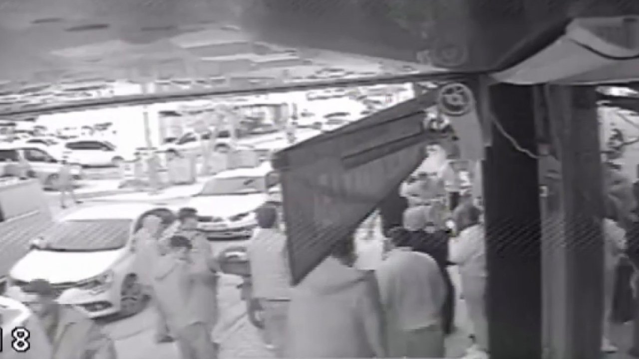 Genç kızlara el-kol hareketi yumruklu kavgayla sona erdi